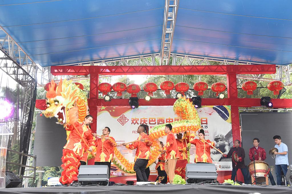 As comunidades brasileira e chinesa no Brasil realizam uma dança do dragão para comemorar o Dia Nacional da Imigração Chinesa em São Paulo, Brasil, em 12 de agosto de 2018. /CFP
