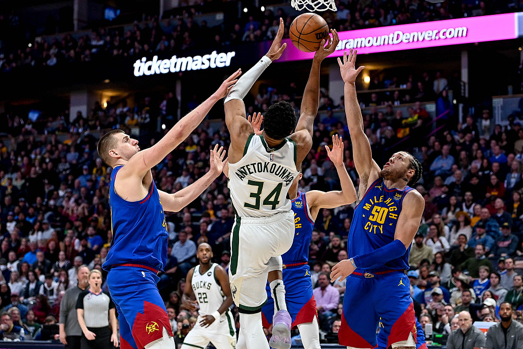 Giannis Antetokounmpo (#34) of the Milwaukee Bucks shoots in the game against the Denver Nuggets at Ball Arena in Denver, Colorado, March 25, 2023. /CFP