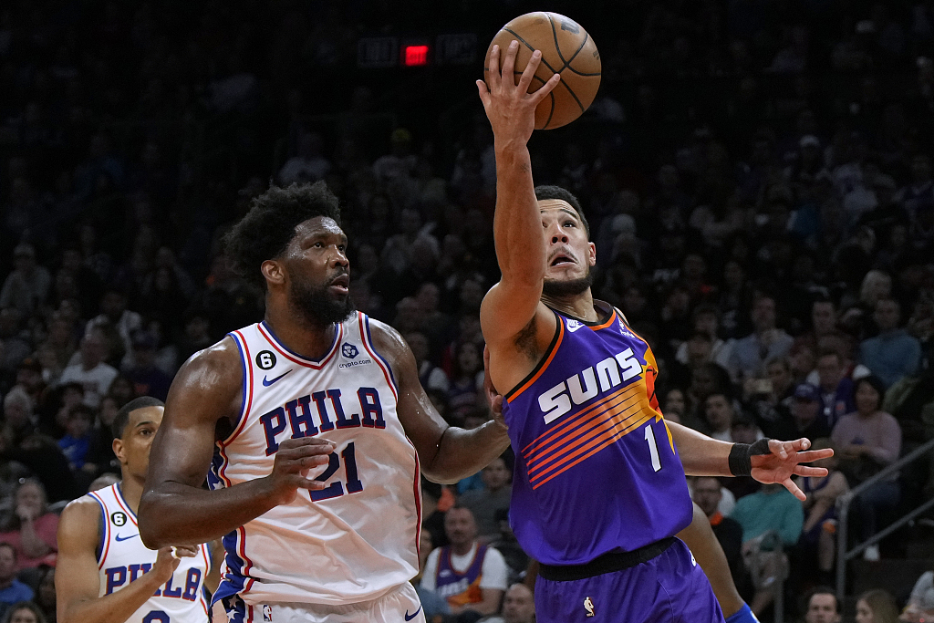 Devin Booker (#1) of the Phoenix Suns drives toward the rim in the game against the Philadelphia 76ers at the Footprint Center in Phoenix, Arizona, March 25, 2023. /CFP