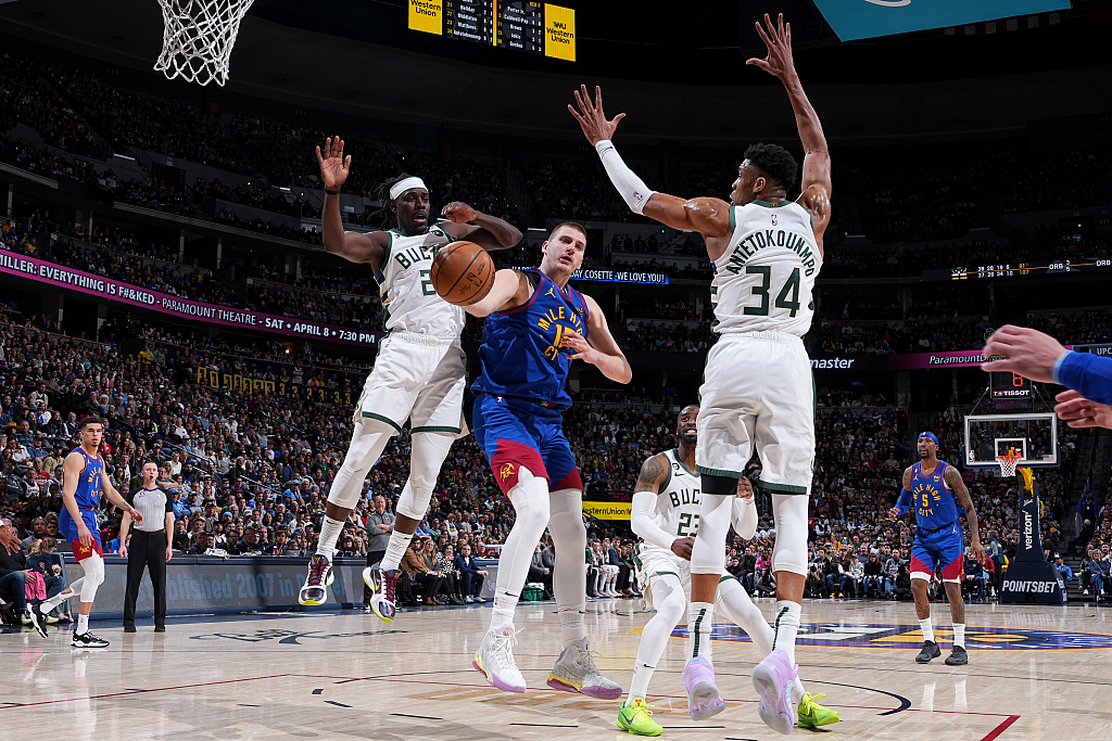 Nikola Jokic (C) of the Denver Nuggets works in the paint against the Milwaukee Bucks at Ball Arena in Denver, Colorado, March 25, 2023. /CFP
