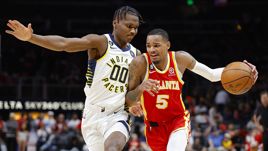 Dejounte Murray (#5) of the Atlanta Hawks penetrates in the game against the Indiana Pacers at State Farm Arena in Atlanta, Georgia, March 25, 2023. /CFP