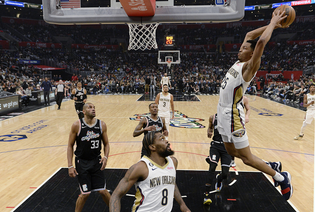 Trey Murphy III (#25) of the New Orleans Pelicans dunks in the game against the Los Angeles Clippers at Crypto.com Arena in Los Angeles, California, March 25, 2023. /CFP