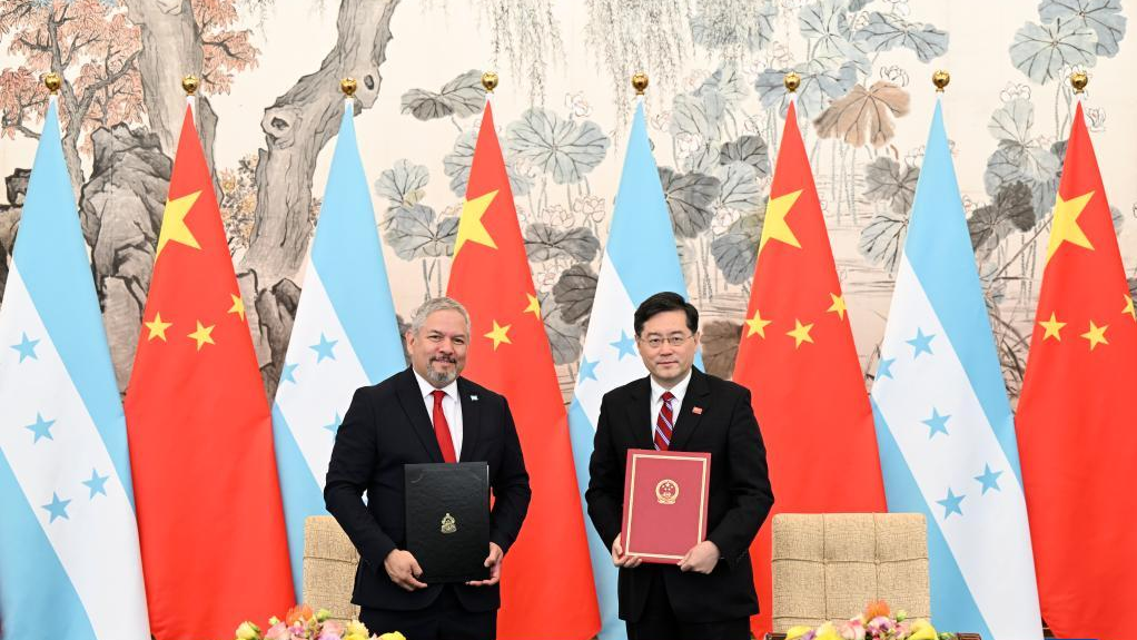 Chinese State Councilor and Foreign Minister Qin Gang (Right) and Honduran Foreign Minister Eduardo Reina (Left) sign a joint communique on the establishment of diplomatic relations between China and Honduras in Beijing, China, March 26, 2023. /Xinhua