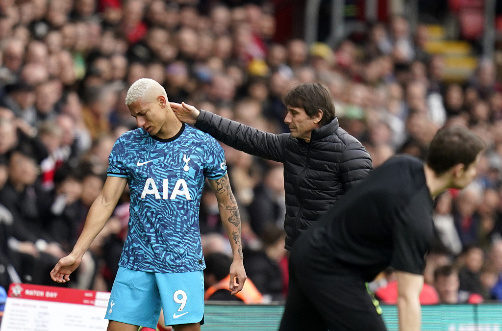 Tottenham Hotspur's Richarlison (L) leaves the pitch after picking up an injury during the Premier League match at St Mary's Stadium, Southampton, England, March 18, 2023. /CFP
