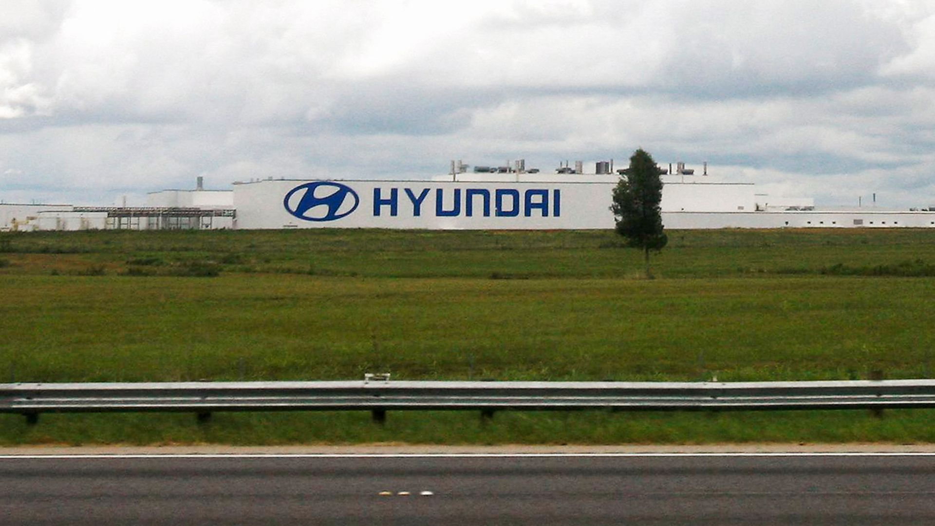 A Hyundai auto plant is seen from inside a Greyhound bus outside of Montgomery, Alabama, U.S., August 13, 2008. /Reuters
