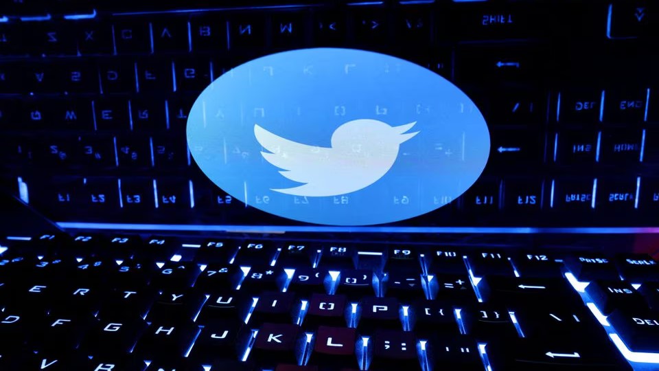 A keyboard is placed in front of a displayed Twitter logo in this illustration taken February 21, 2023. /Reuters