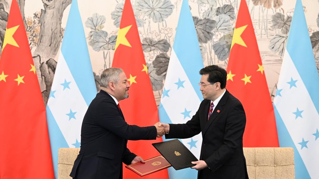 Chinese State Councilor and Foreign Minister Qin Gang and Honduran Foreign Minister Eduardo Reina shake hands after signing a joint communique on the establishment of diplomatic relations in Beijing, capital of China, March 26, 2023. /Xinhua