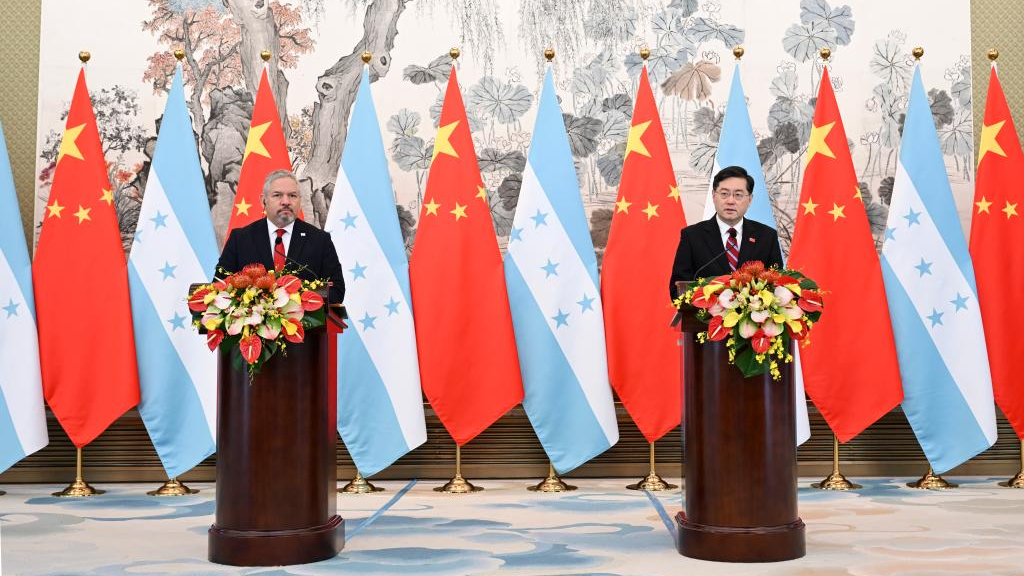 Chinese State Councilor and Foreign Minister Qin Gang (R) and Honduran Foreign Minister Eduardo Reina (L) attend a joint press conference in Beijing, capital of China, March 26, 2023. /Xinhua