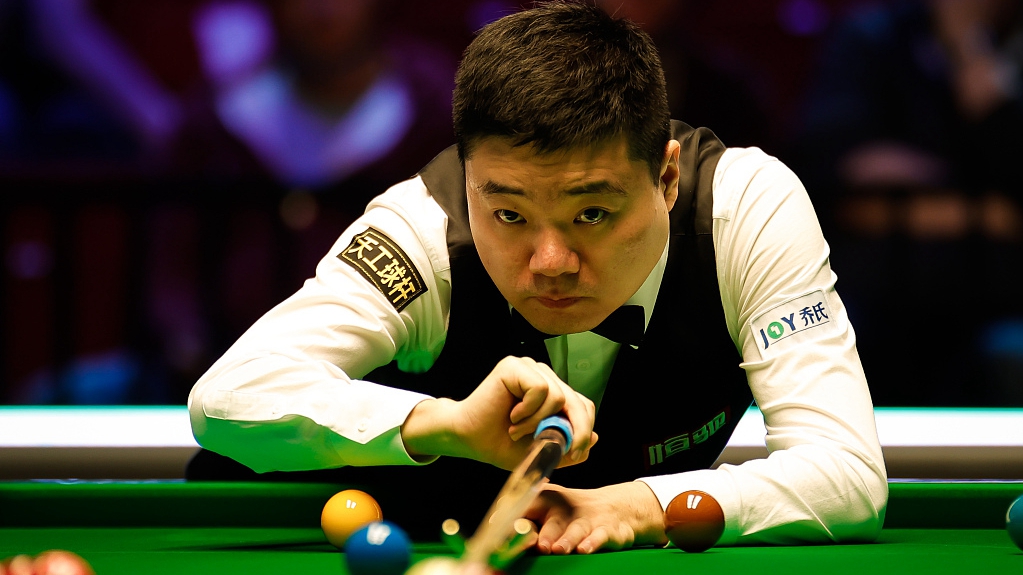 Ding Junhui in action during the first round of the Tour Championship at Bonus Arena in Hull, England, March 27, 2023. /CFP