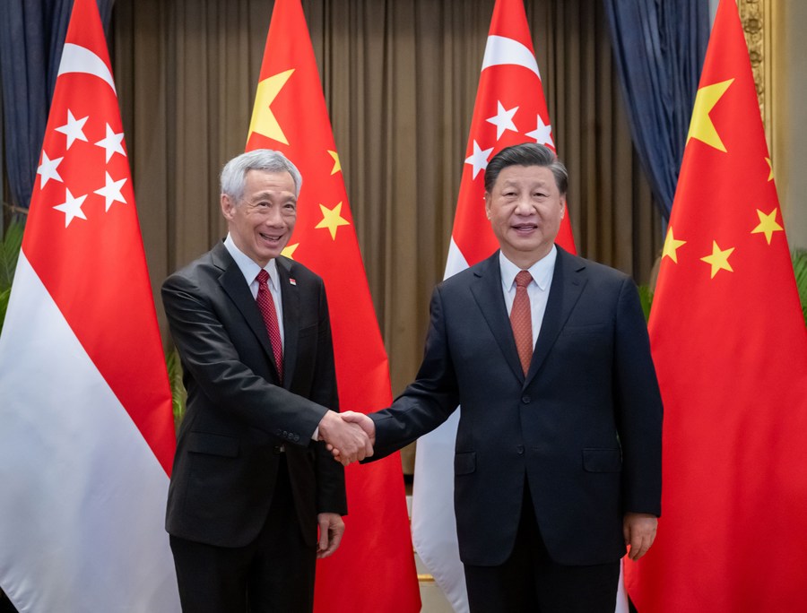 Chinese President Xi Jinping meets with Singaporean Prime Minister Lee Hsien Loong in Bangkok, Thailand, Nov. 17, 2022. /Xinhua