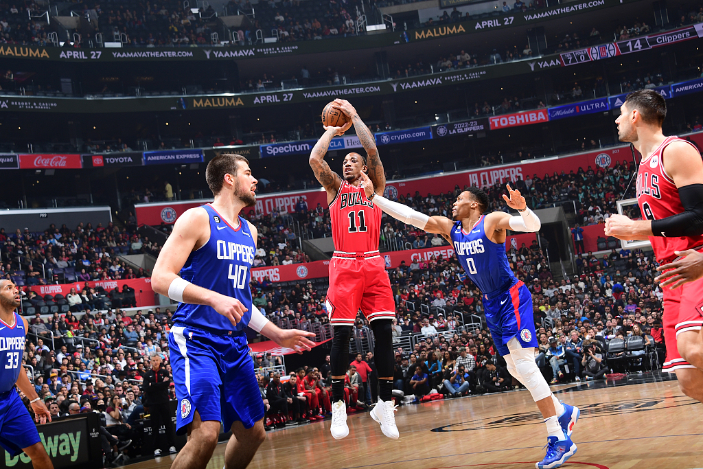 DeMar DeRozan (#11) of the Chicago Bulls shoots in the game against the Los Angeles Clippers at Crypto.com Arena in Los Angeles, California, March 27, 2023. /CFP
