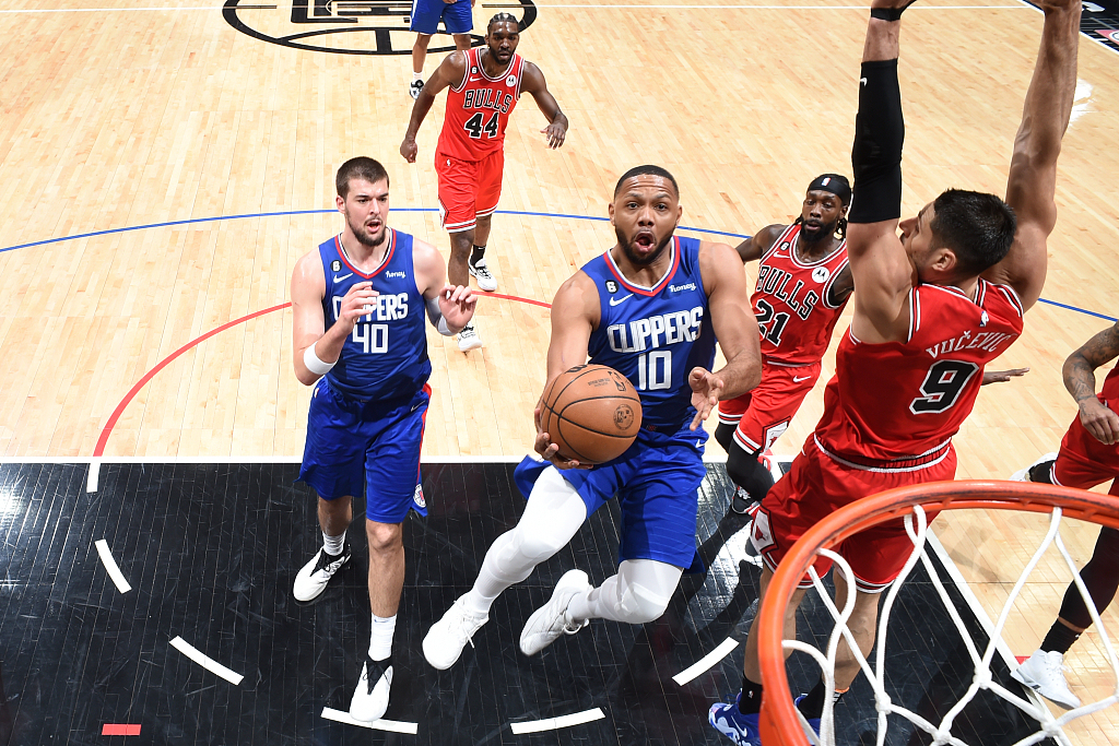 Eric Gordon (#10) of the Los Angeles Clippers drives toward the rim in the game against the Chicago Bulls at Crypto.com Arena in Los Angeles, California, March 27, 2023. /CFP