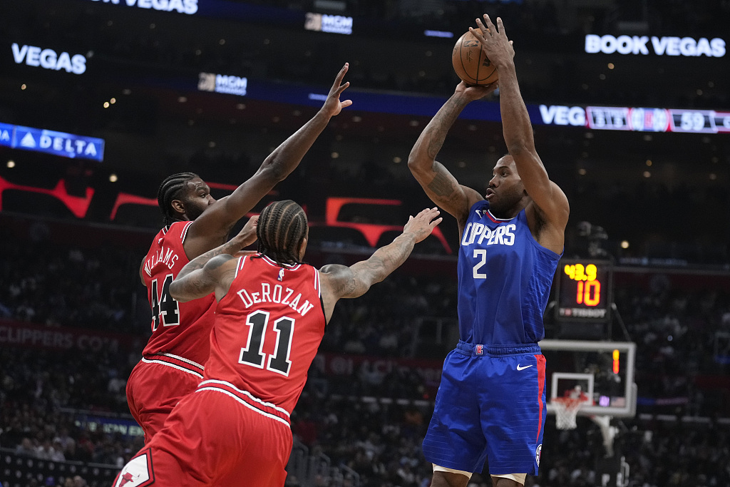Kawhi Leonard (#2) of the Los Angeles Clippers shoots in the game against the Chicago Bulls at Crypto.com Arena in Los Angeles, California, March 27, 2023. /CFP