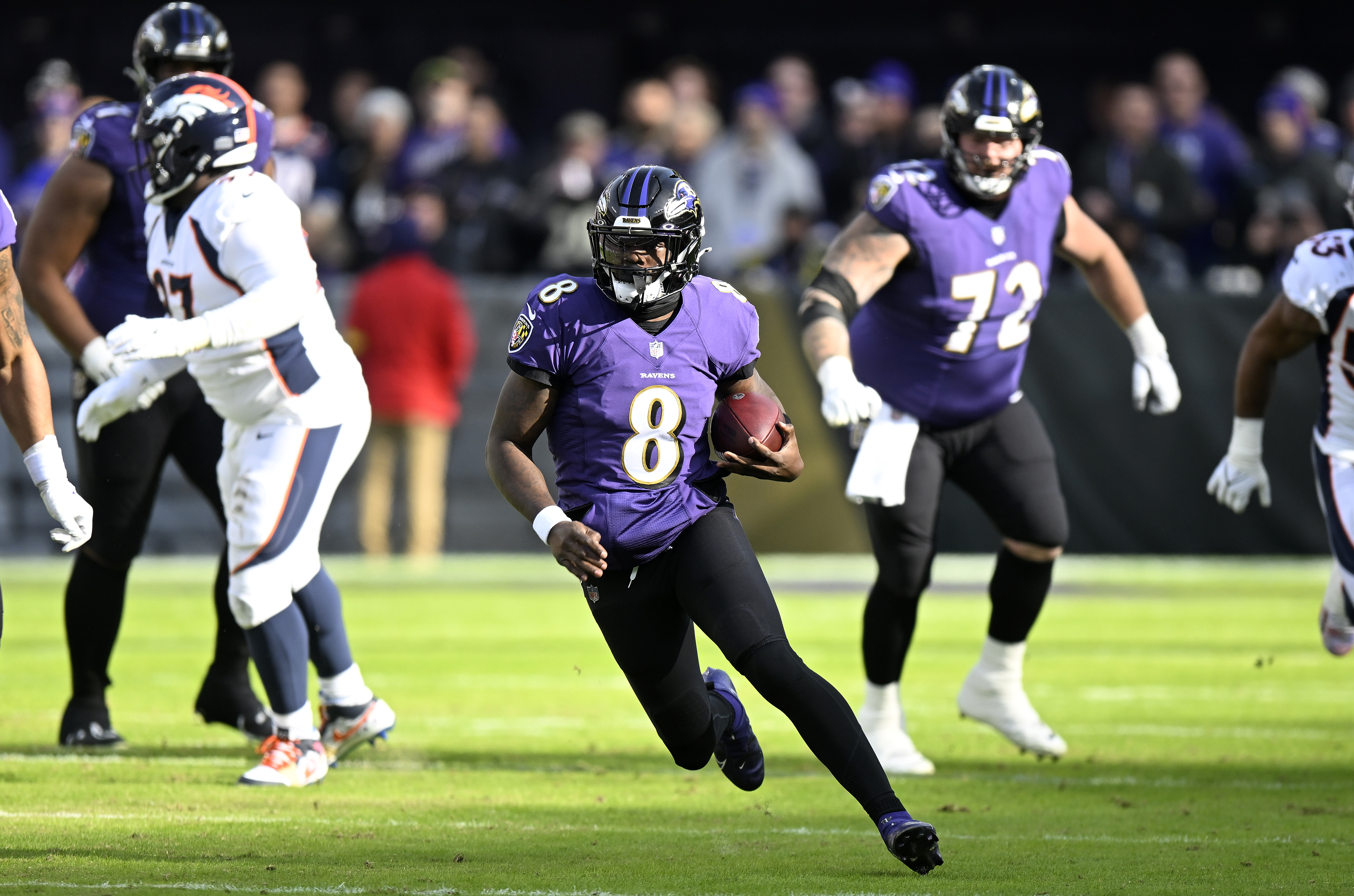 Quarterback Lamar Jackson (#8) of the Baltimore Ravens runs with the ball in the game against the Denver Broncos at M&T Bank Stadium in Baltimore, Maryland, December 4, 2022. /CFP 