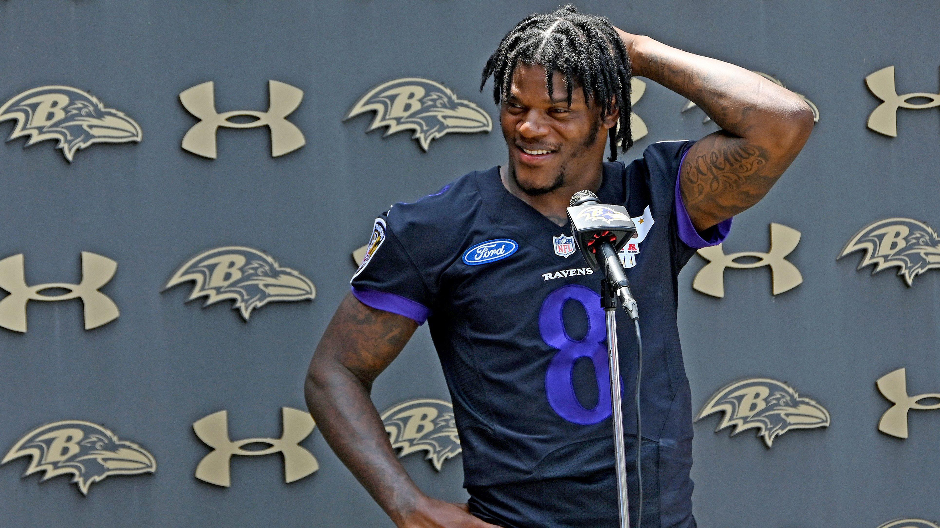 Quarterback Lamar Jackson of the Baltimore Ravens asks the team to trade him after their contract negotiations fail. /CFP
