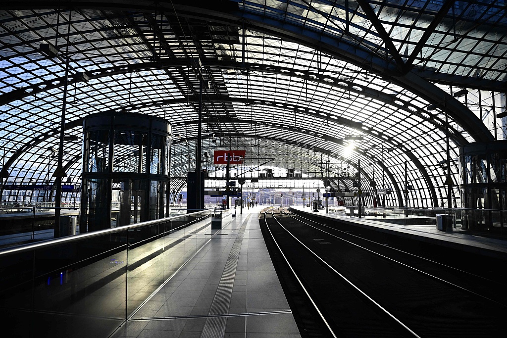 An empty platform pictured during a one-day wage strike of the public transport sector at Berlin's main central station Hauptbahnhof on March 27, 2023./CFP