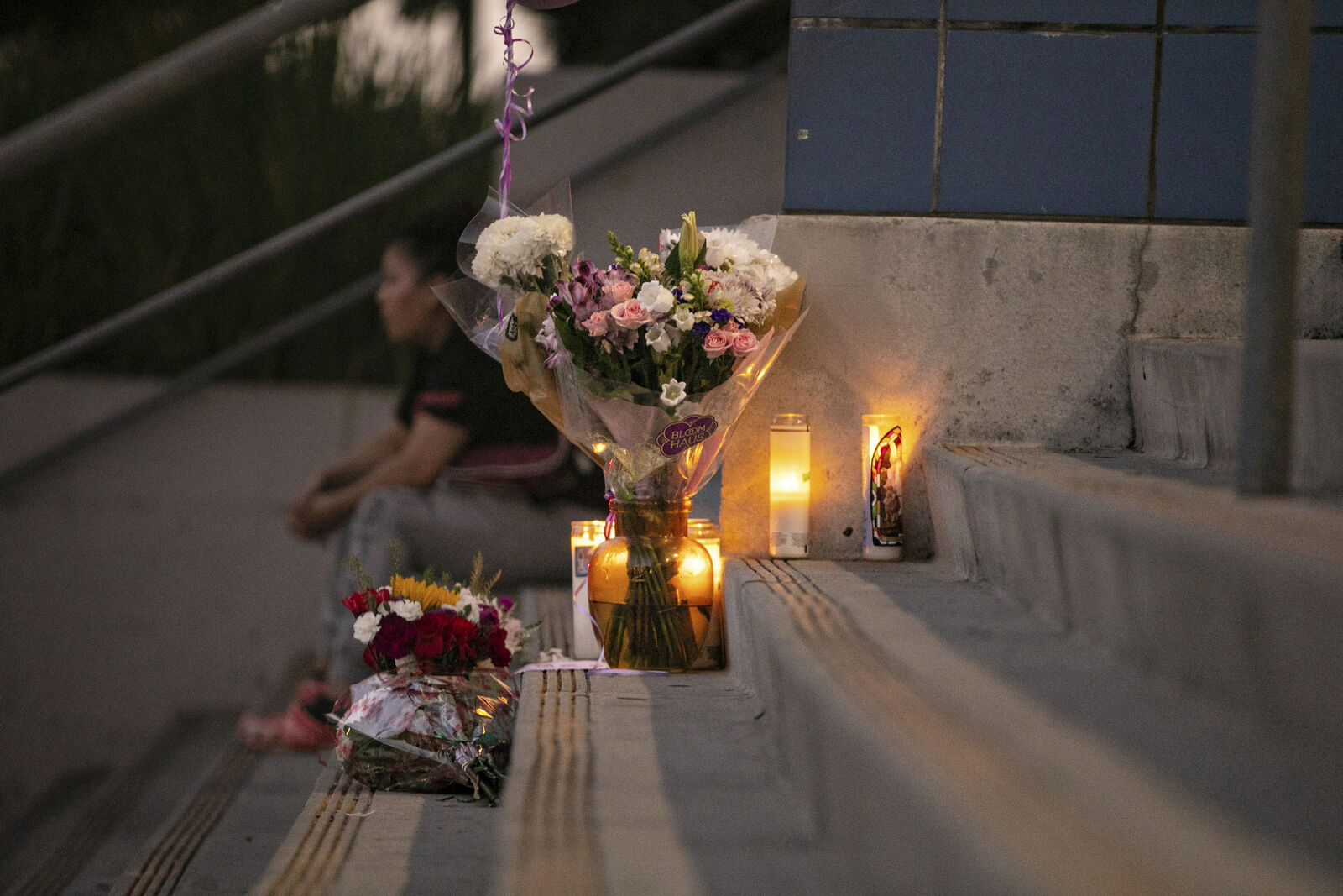 Students and community members place flowers and candles at Helen Bernstein High School where a teenage girl died of an overdose, Los Angeles, the U.S., September 15, 2022. /Jason Armond/Los Angeles Times via AP