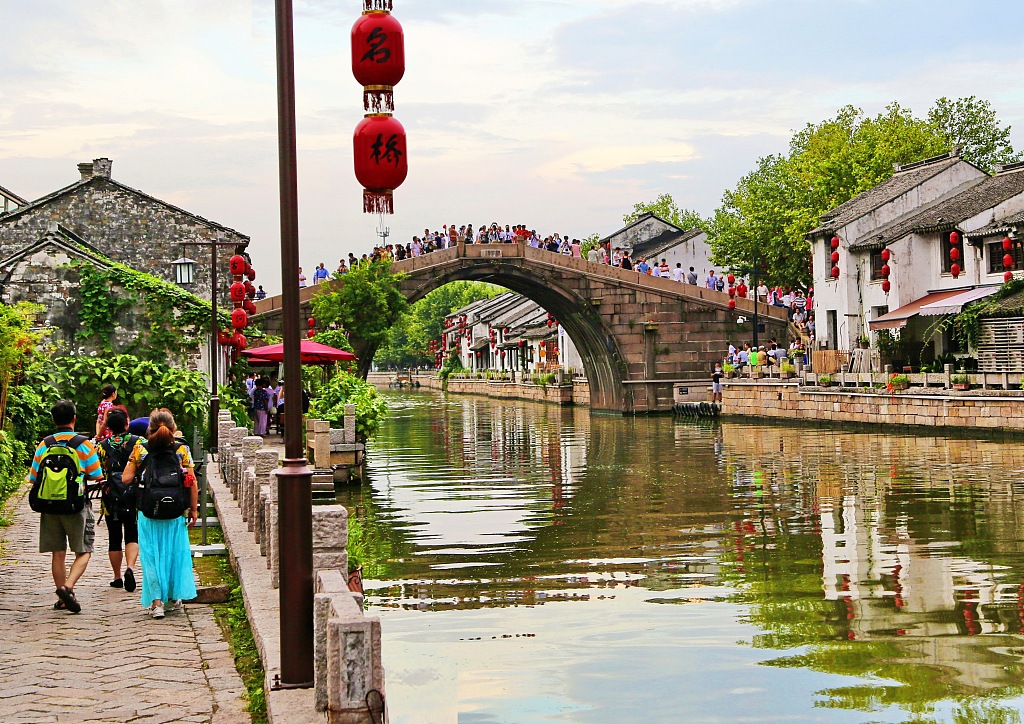 Wuxi's Qingmingqiao bridge is a popular historical site among visitors. /CFP
