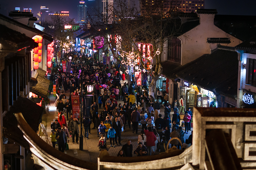 A busy nightlife scene at the Qingming Bridge Cultural Block. /CFP