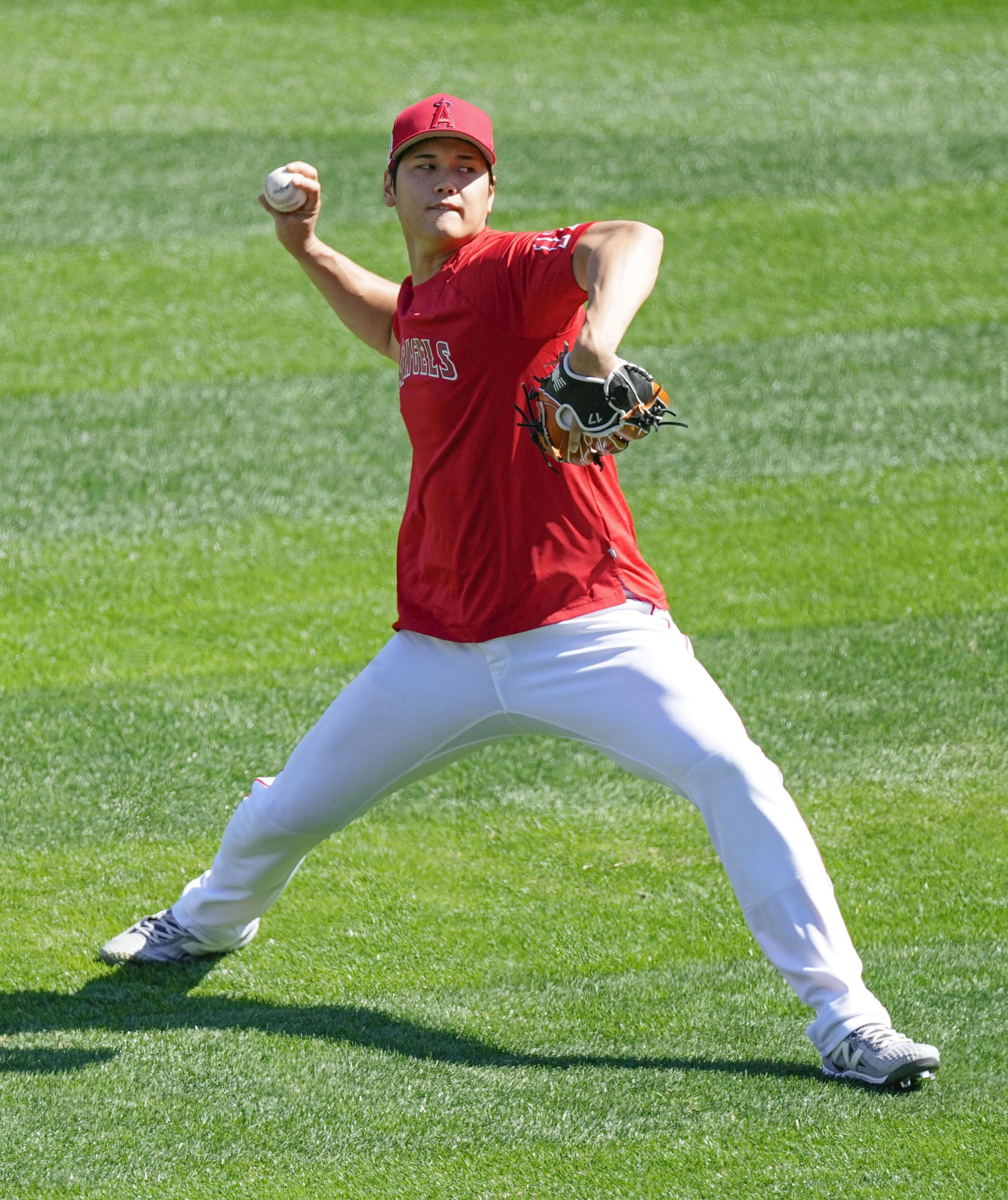 Shohei Ohtani of the Los Angeles Angels throws in practice ahead of the MLB Spring Training game against the Los Angeles Dodgers in Anaheim, California, March 28, 2023. /CFP