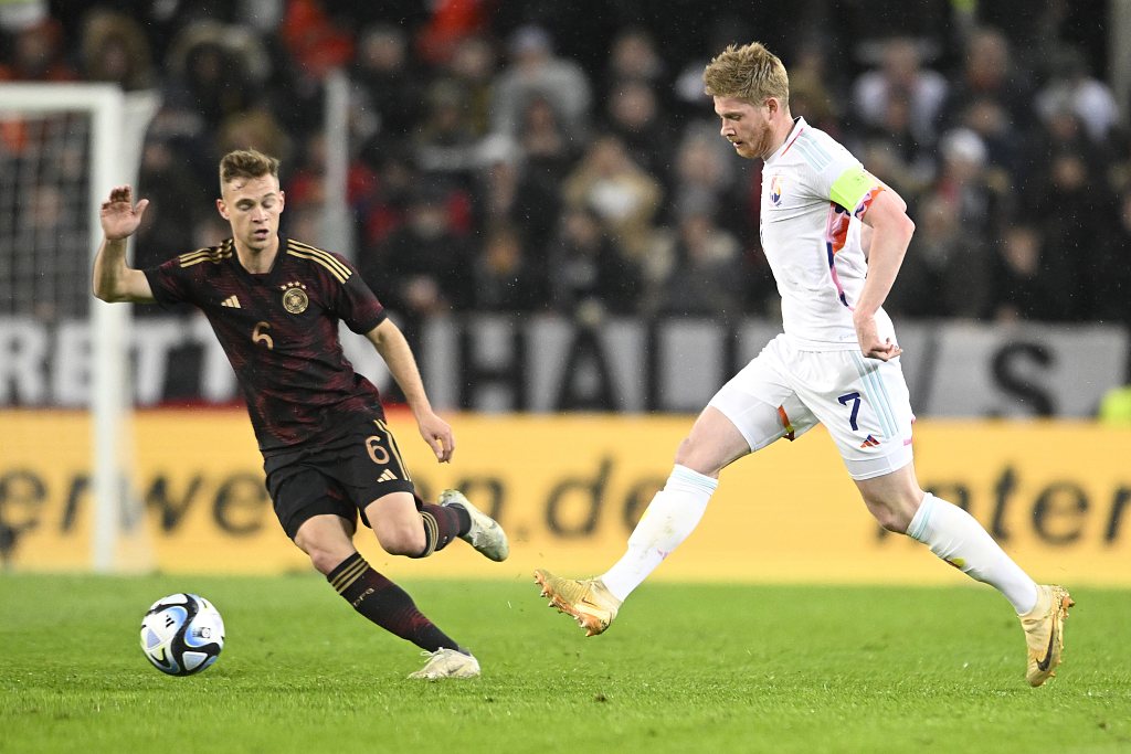 Joshua Kimmich (L) of Germany attempts to block a goal from Kevin De Bruyne of Belgium during their international friendly match in Koln, Germany, March 28, 2023. /CFP 