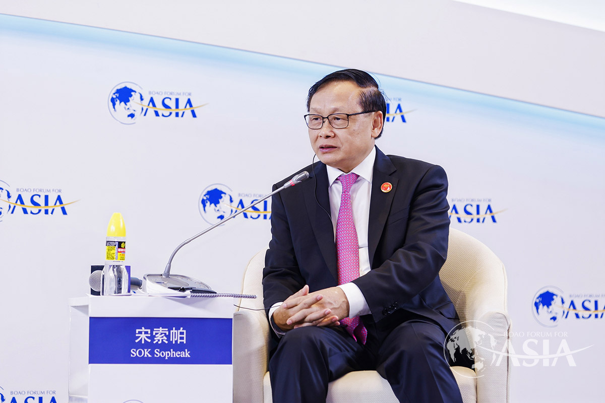 Sok Sopheak speaks during a panel discussion at the Global Free Trade Ports Development Forum, Boao, south China's Hainan Province, March 29, 2023. /BFA