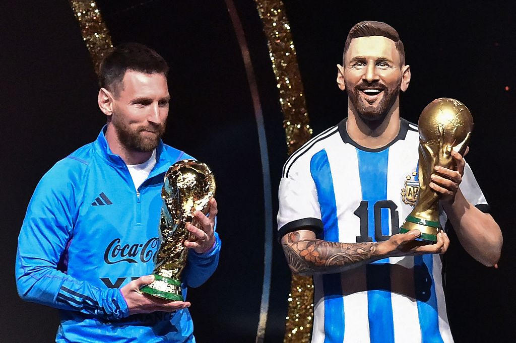 Lionel Messi of Argentina stands next to a statue of himself during a tribute by CONMEBOL to Argentina for their Qatar 2022 World Cup title at CONMEBOL's headquarters in Luque, Paraguay, March 27, 2023. /CFP 