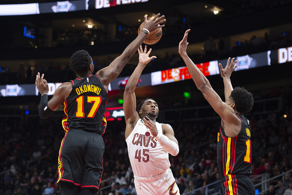 Donovan Mitchell (#45) of the Cleveland Cavaliers shoots in the game against the Atlanta Hawks at State Farm Arena in Atlanta, Georgia,, March 28, 2023. /CFP