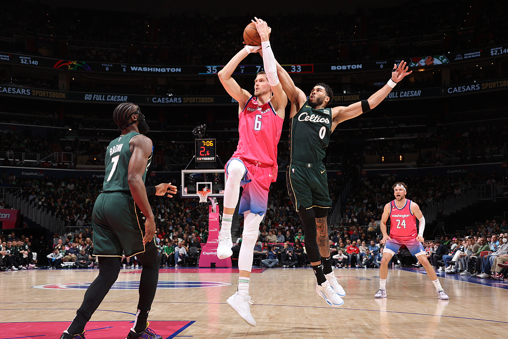 Kristaps Porzingis (#6) of the Washington Wizards shoots in the game against the Boston Celtics at Capital One Arena in Washington, D.C., March 28, 2023. /CFP