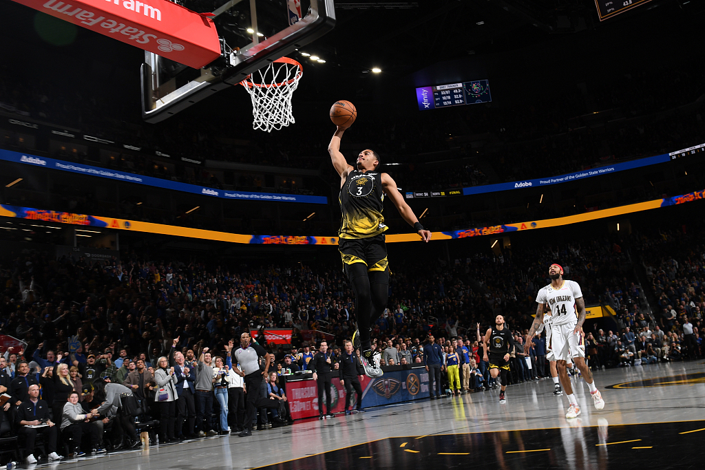 Jordan Poole (#3) of the Golden State Warriors dunks in the game against the New Orleans Pelicans at the Chase Center in San Francisco, California, March 28, 2023. /CFP