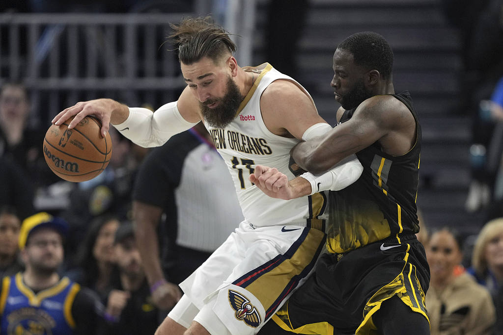 Draymond Green (R) of the Golden State Warriors guards Jonas Valanciunas of the New Orleans Pelicans in the game at the Chase Center in San Francisco, California, March 28, 2023. /CFP