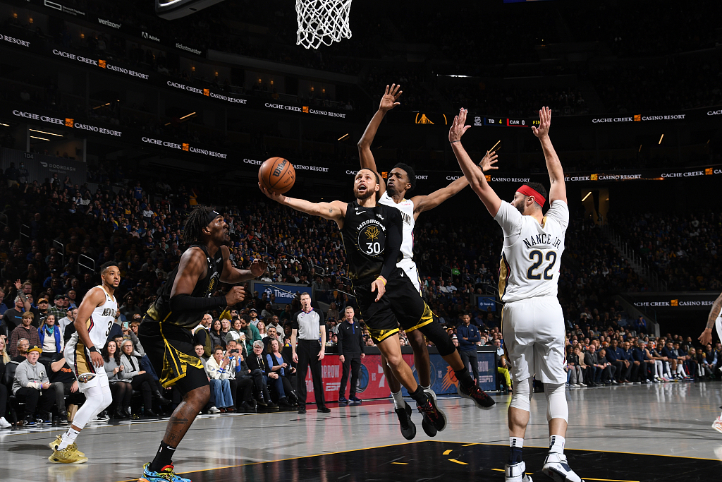 Stephen Curry (#30) of the Golden State Warriors drives toward the rim in the game against the New Orleans Pelicans at the Chase Center in San Francisco, California, March 28, 2023. /CFP