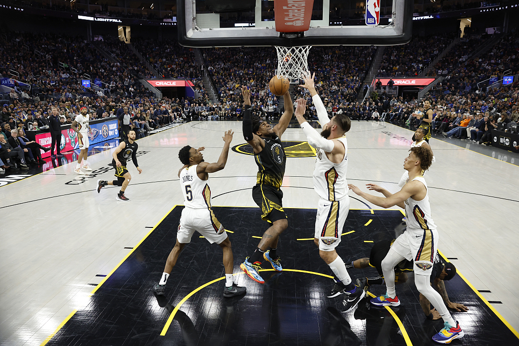 Kevon Looney (#5) of the Golden State Warriors drives toward the rim in the game against the New Orleans Pelicans at the Chase Center in San Francisco, California, March 28, 2023. /CFP