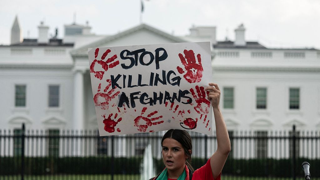 A woman holds up a placard as protestors hold a demonstration challenging the U.S. commitment in Afghanistan in front of the White House in Washington, D.C.. U.S., August 28, 2021. /CFP
