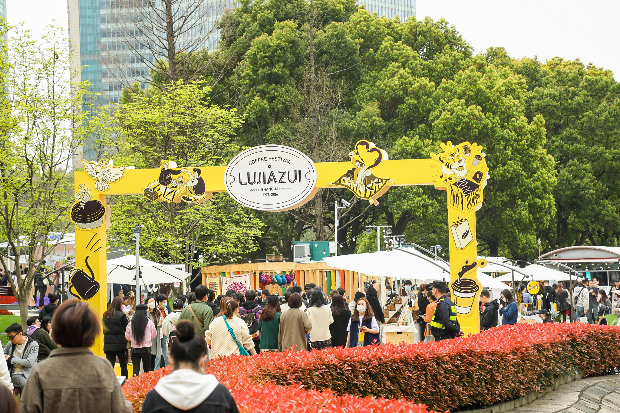 The open-air coffee fair attracts many city dwellers to come and have a taste. /CMG