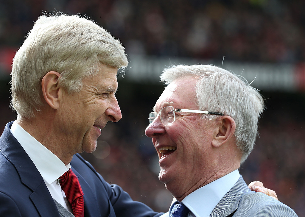 Sir Alex Ferguson (R) greets Arsene Wenger ahead of the Premier League match between Manchester United and Arsenal at Old Trafford in Manchester, England, April 29, 2018. /CFP