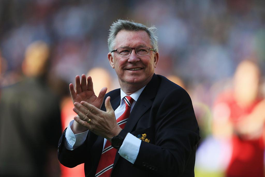 Sir Alex Ferguson applauds the crowd after his 1,500th and final match in charge of the club following the match between West Bromwich Albion and Manchester United at The Hawthorns in West Bromwich, England, May 19, 2013. /CFP