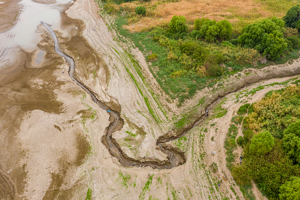 The bare river bed of the Yangtze River in Wuhan City, central China's Hubei Province, September 2022. /CFP