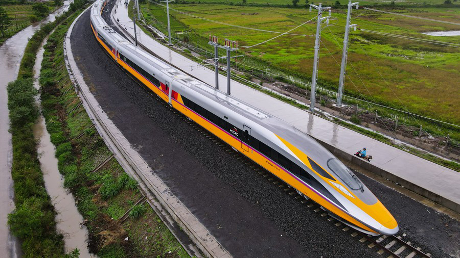 An aerial view of a comprehensive inspection train running on the Jakarta-Bandung High-Speed Railway trial section to conduct an inspection in Bandung, Indonesia, November 8, 2022. /Xinhua 