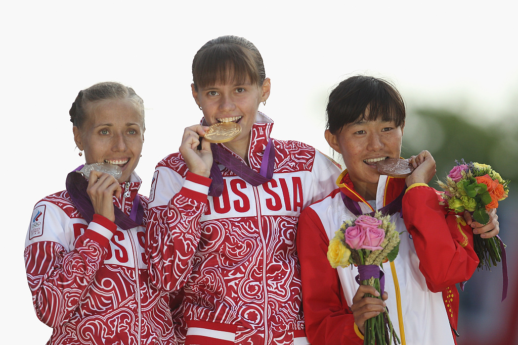 Elena Lashmanova (C), Olga Kaniskina and Qieyang Shijie attend the medal ceremony of the women's 20km race walk at the Olympics in London, England, August 11, 2012. /CFP