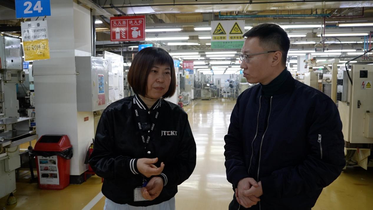  Yu Xiuying (left), general manager of Jtekt Bearings (Dalian) Co., talks to CGTN's Guan Yang. /CGTN