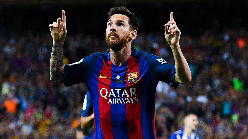 Lionel Messi celebrates after scoring a solo goal during Barcelona's clash with Deportivo Alaves at Vicente Calderon stadium in Madrid, Spain, May 27, 2017. /CFP