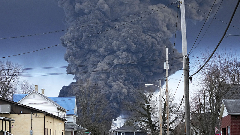 A black plume rises over East Palestine, Ohio, as a result of a controlled detonation of a portion of the derailed Norfolk and Southern trains, February 6, 2023. /CFP