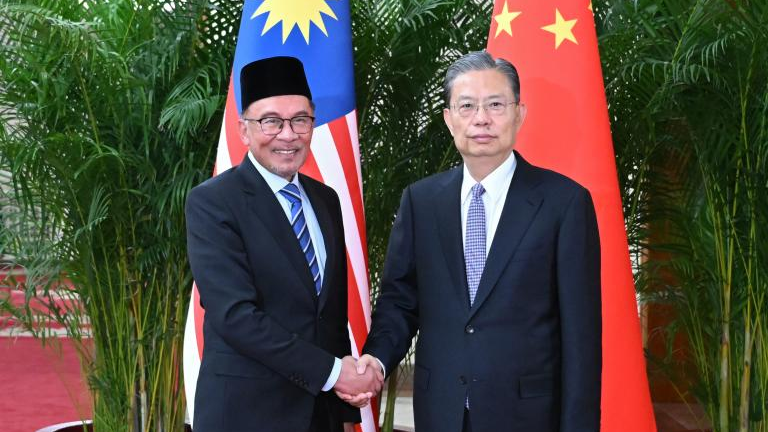 Zhao se reúne con el primer ministro de Malasia, Datuk Seri Anwar Ibrahim, en Beijing, el 31 de marzo de 2023. /Xinhua