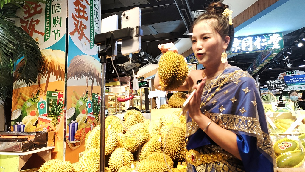 Sales staff shows durian imported from Thailand at a mall in Nanning, capital city of south China's Guangxi Zhuang Autonomous Region, July 15, 2022. /CFP