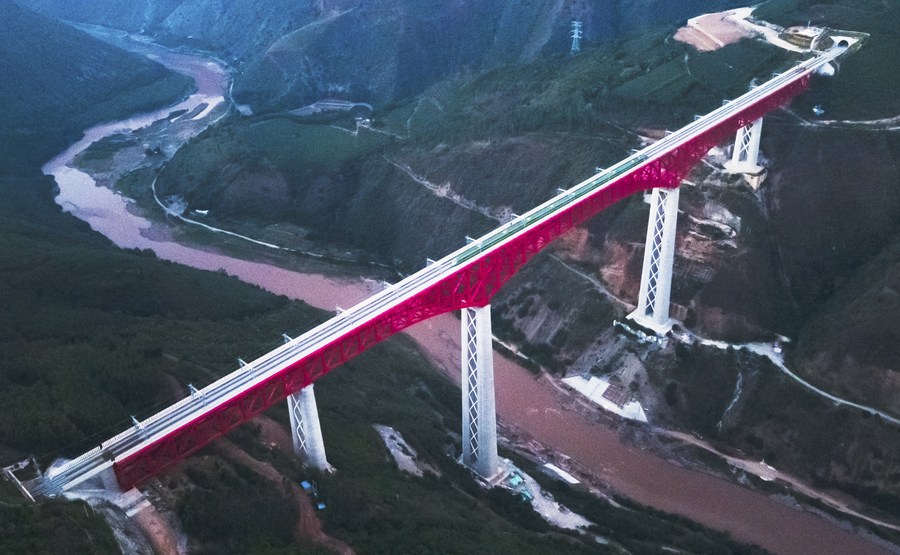An electric multiple unit (EMU) train of the China-Laos railway crossing a major bridge over the Yuanjiang River in southwest China's Yunnan Province, December 3, 2021. /Xinhua