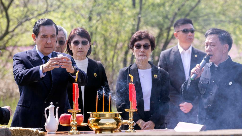 Ma Ying-jeou (L) pays homage to his ancestors, Xiangtan County, central China's Hunan Province, April 1, 2023. /Xinhua