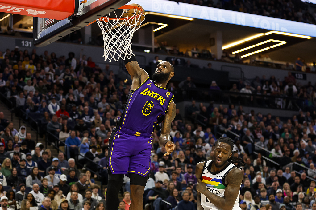 LeBron James (#6) of the Los Angeles Lakers dunks in the game against the minnesota Timberwolves at the Target Center in Minneapolis, Minnesota, March 31, 2023. /CFP