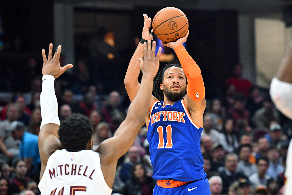 Jalen Brunson (#11) of the New York Knicks shoots in the game against the Cleveland Cavaliers at the Rocket Mortgage FieldHouse in Cleveland, Ohio, March 31, 2023. /CFP