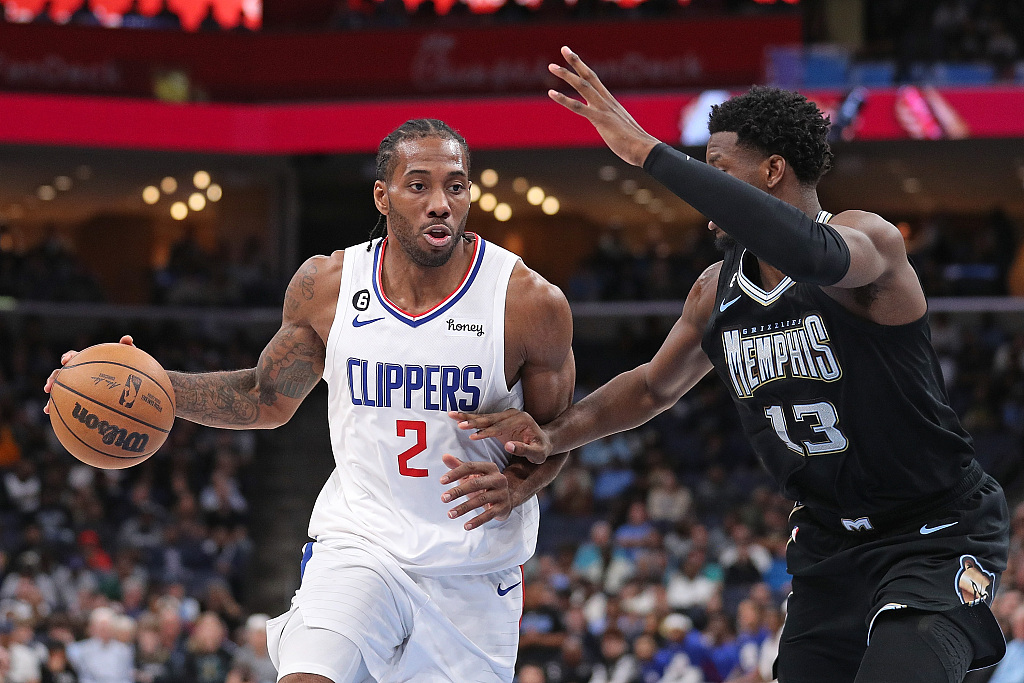 Kawhi Leonard (#2) of the Los Angeles Clippers penetrates in the game against the Memphis Grizziles at the FedExForum in Memphis, Tennessee, March 31, 2023. /CFP